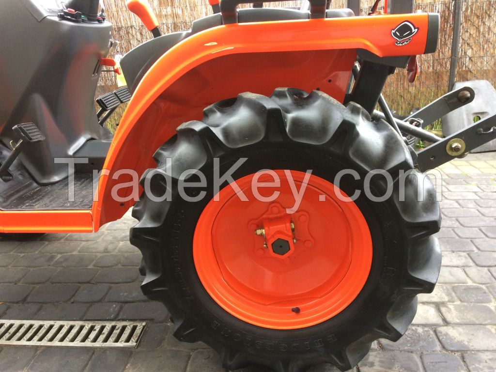 Kubota B1610 tractor