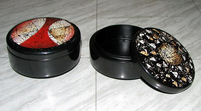 Round box inlaid with egg-shell