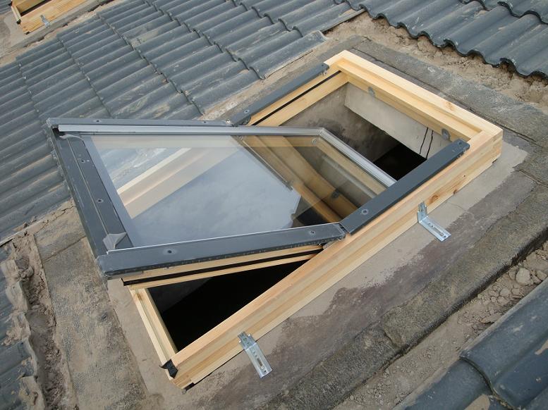 centre pivot roof window