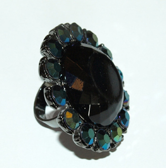Circle and assorted stone finger ring