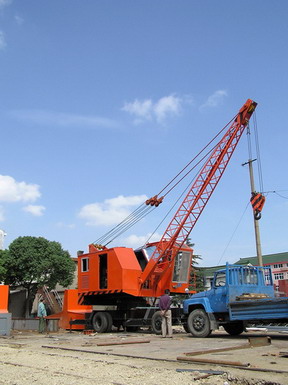 Rubber-tyred crane