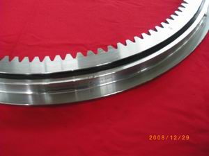 High-precision crossed roller slewing bearing