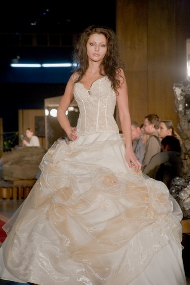 EXQUISITE WEDDING GOWN ANY SIZE