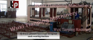Hydraulic pressure heavy type hexagonal mesh weaving machine
