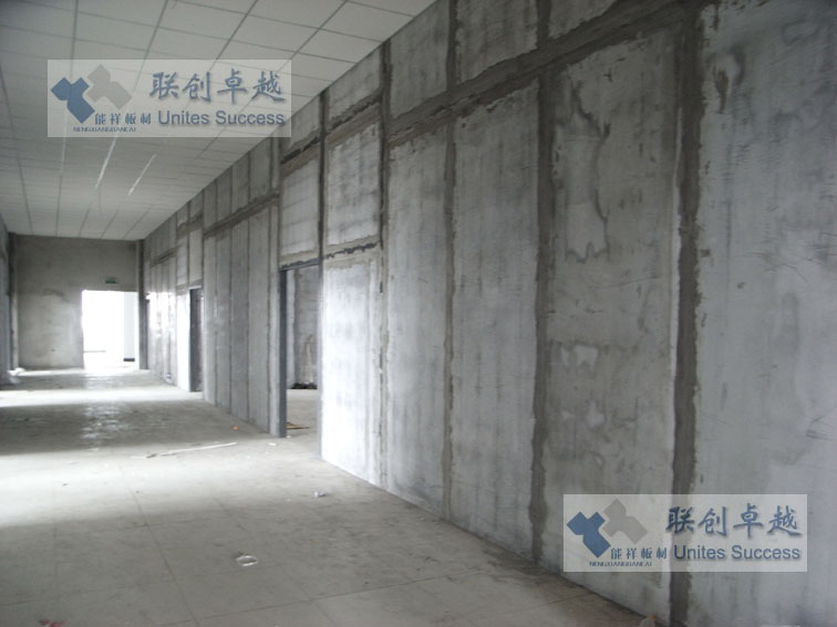 Self-insulating partition wall