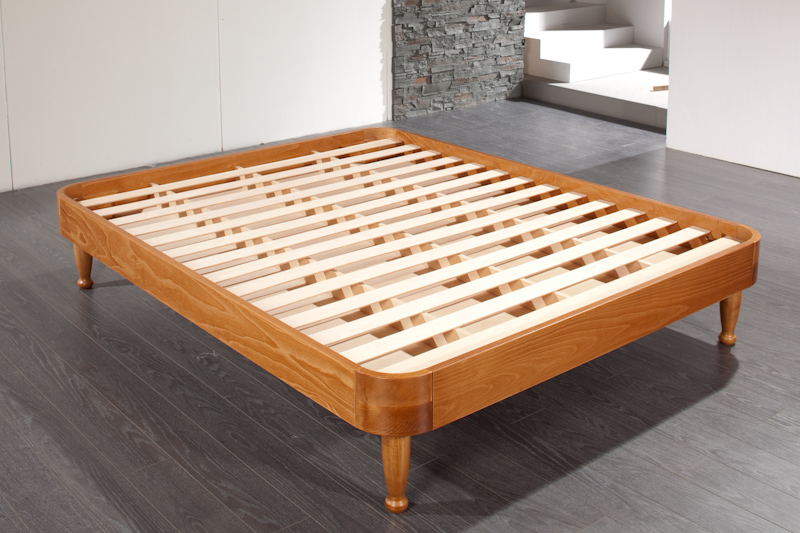 Wooden bed frame for supporting a mattress