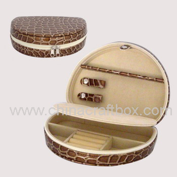 Travel jewelry box/ Faux leather jewelry case