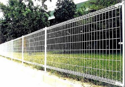 wire  mesh  fence