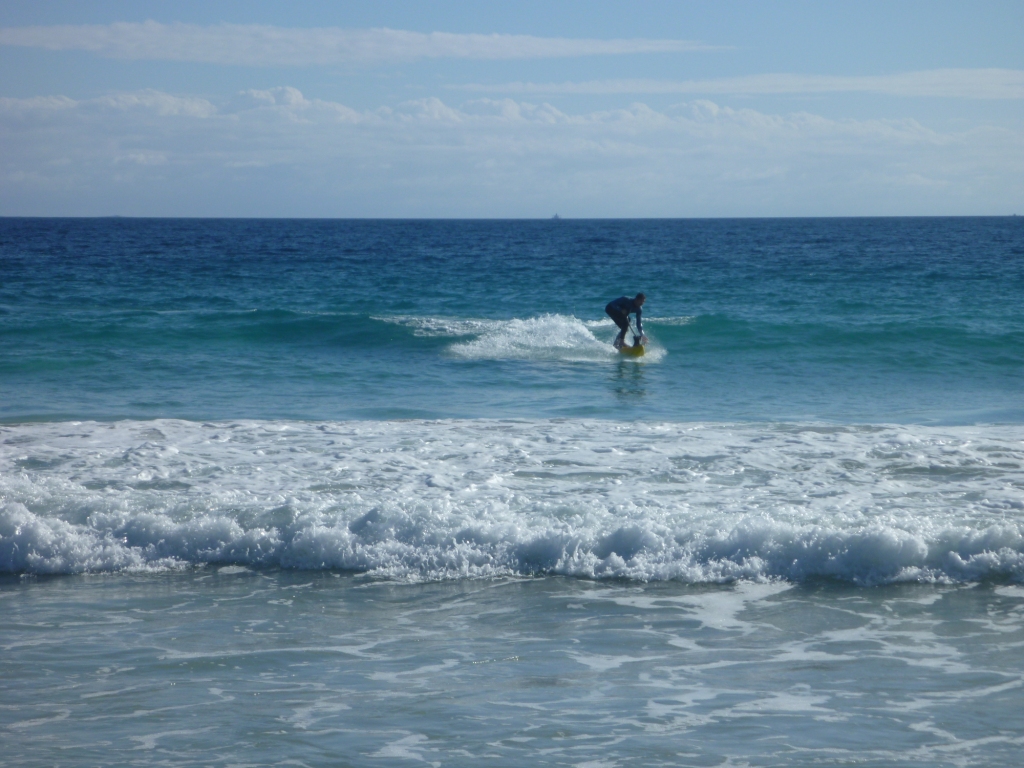 Motorized surfing board
