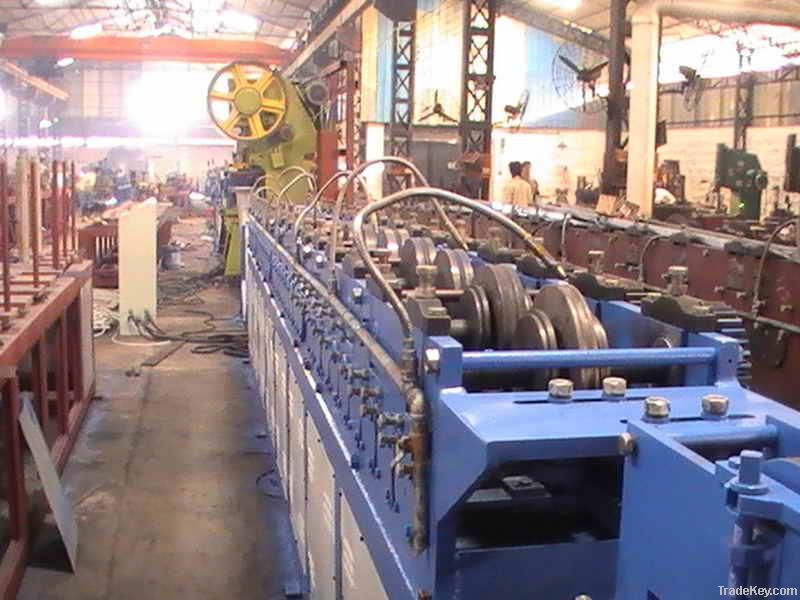 Goods rack roll forming machine with punching