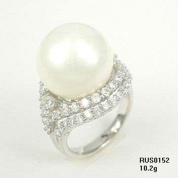 silver ring with water pearl