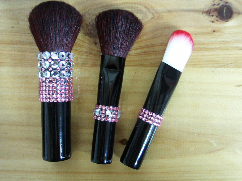 cosmetic accessory cosmetic brush with diamond