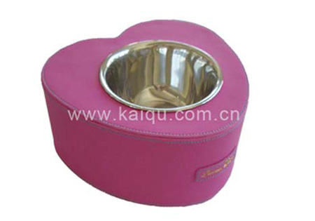 Heart shaped pet feeder