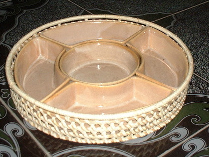 Rattan tray with ceramic