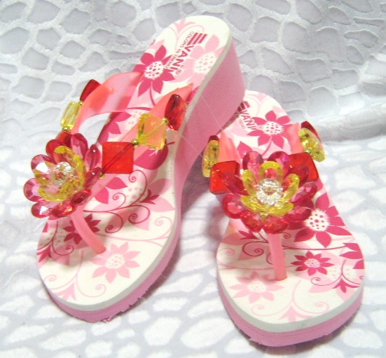 Sandals with acrylic flower