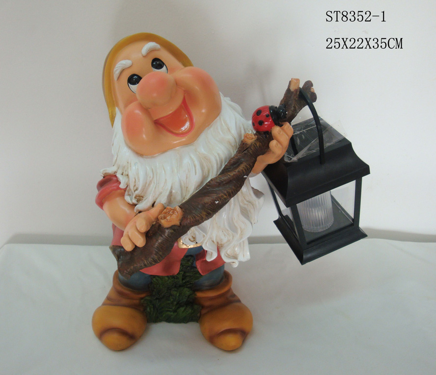 gnome with solar lamp