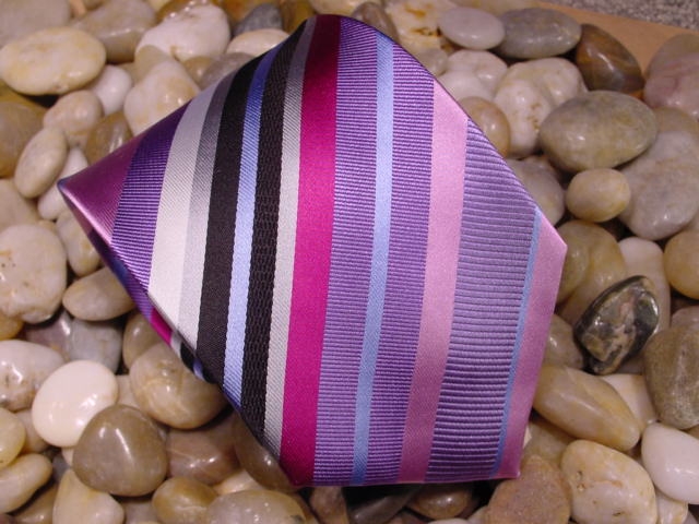 Silk woven necktie