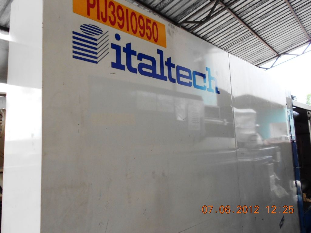 USED 2002 ITALTECH 950 TON INJECTION MOULDING MACHINE 