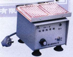Gas bath constant-temperature oscillator