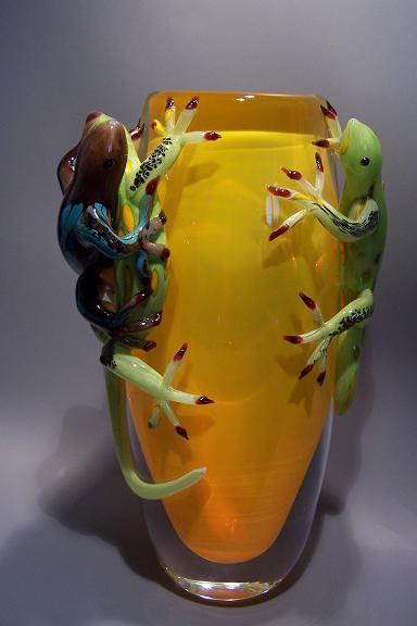 Vase with lizards