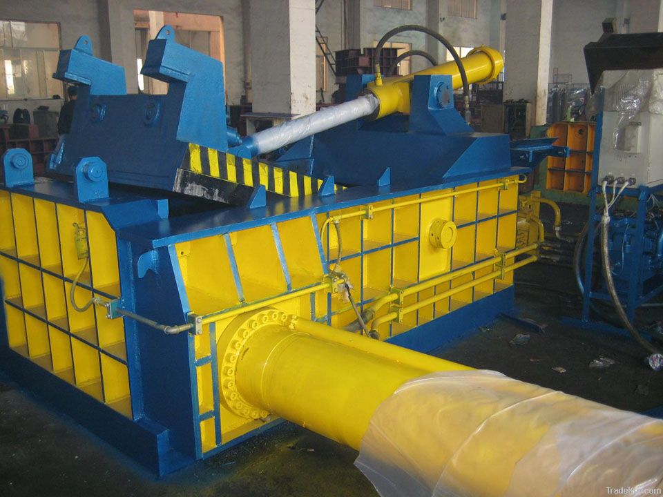 Hydraulic scarp baler