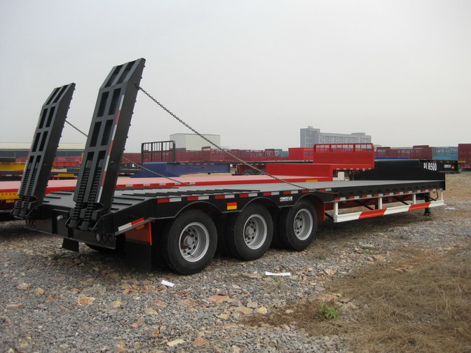 Low bed semi-trailer