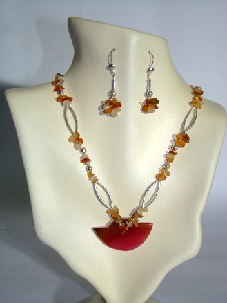NECKLACE AND EARRINGS.