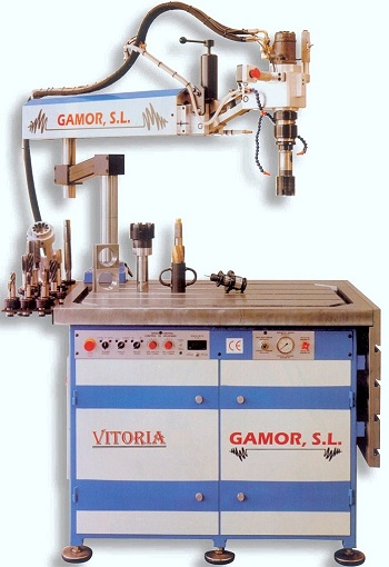 Hydraulic tapping machine