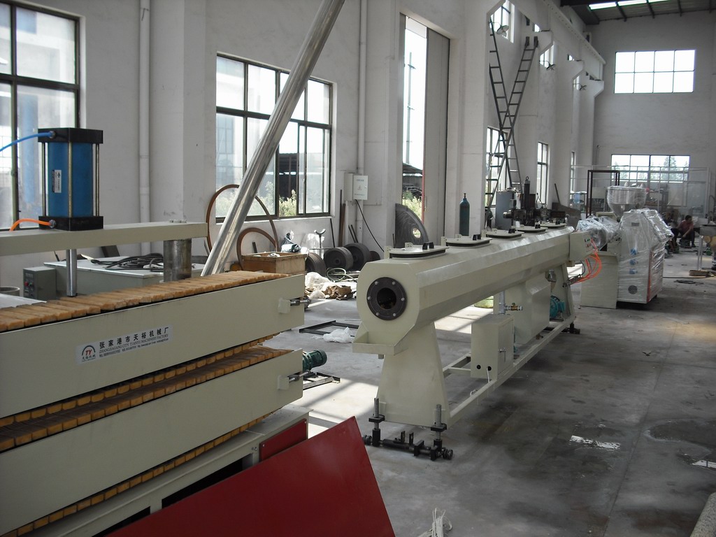 Pe pipe extruding production line