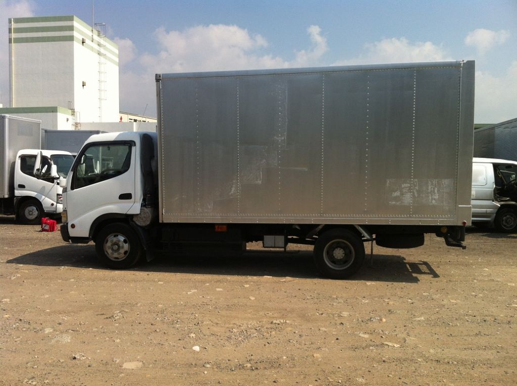 Used 2004 TOYOTA DYNA 2 ton Van w/ Hybrid Power, Export from JAPAN