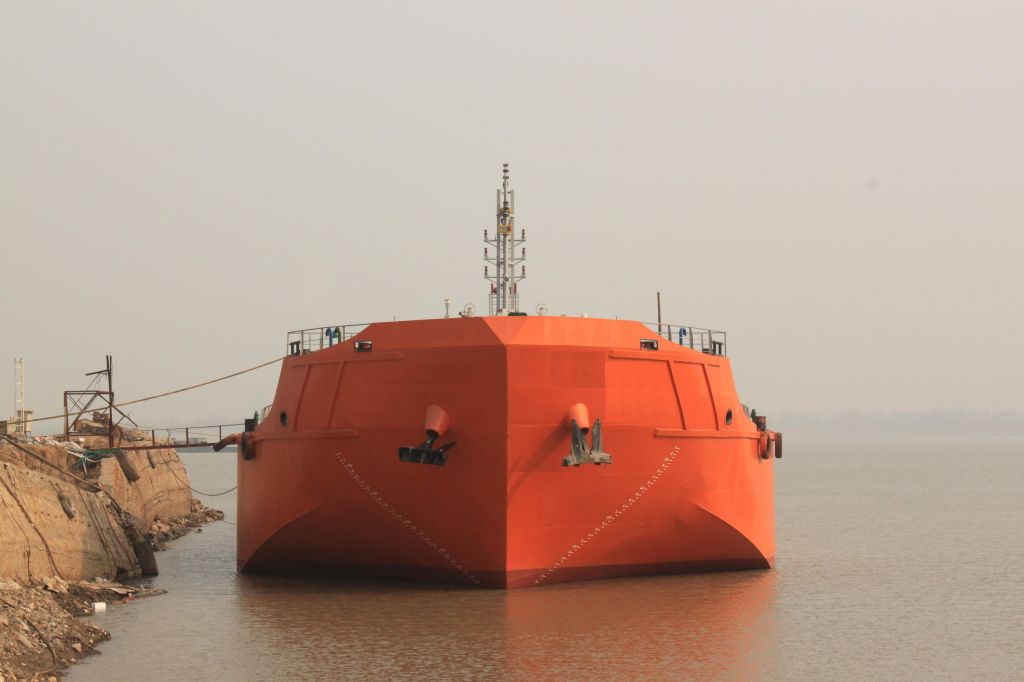 280ft self propelled oil barge