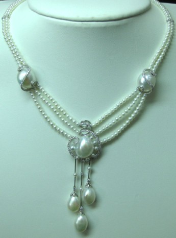 Freshwater pearl jewelry in 18K gold