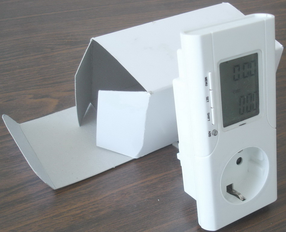 ELECTRICITY SOCKET WITH ENERGY COST MONITOR