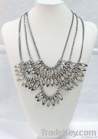 ELEGANT STATEMENT NECKLACE