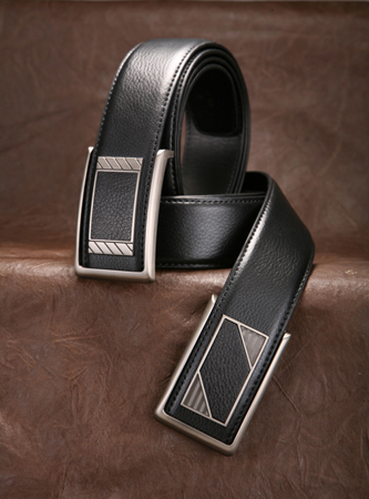 King-Holding  genuine leather belt, wallet.