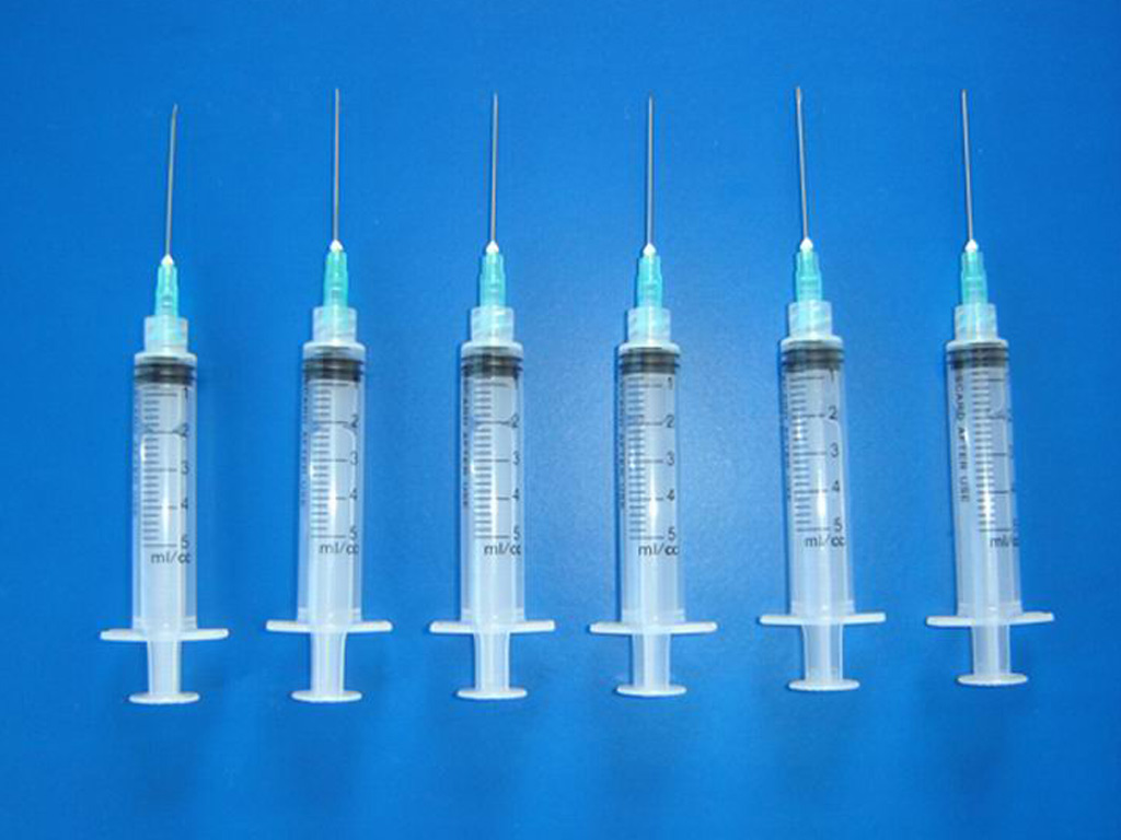 Disposable syringe with or without needle