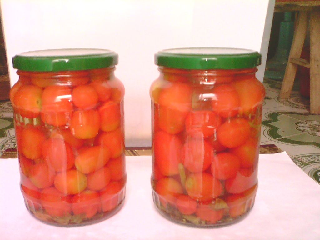 pickled tomator in jar