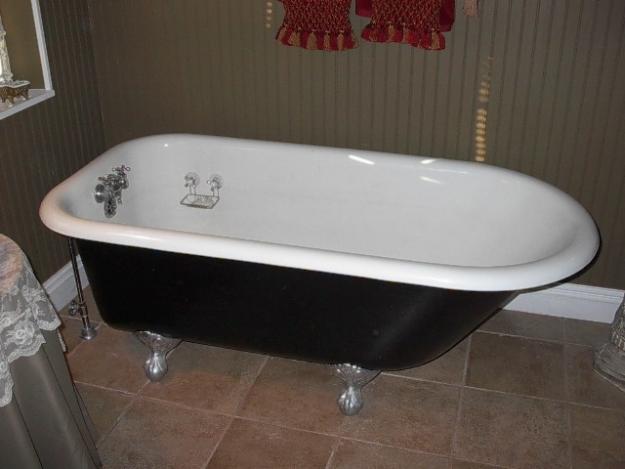Clasical clawfoot bathtub