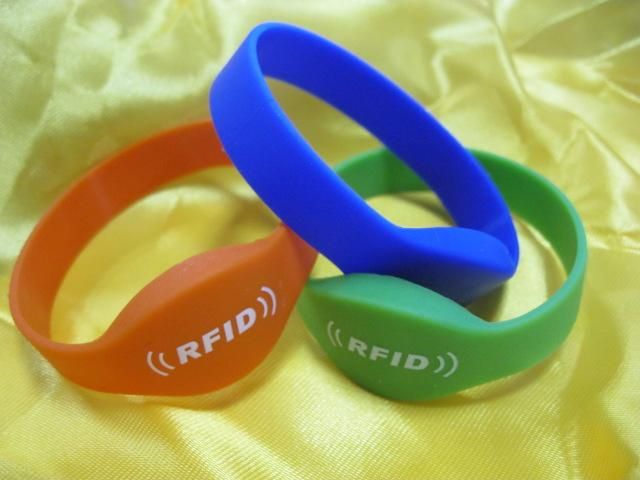 waterproof silicone RFID wristband with TK4100 for Water park, RFID bracelet