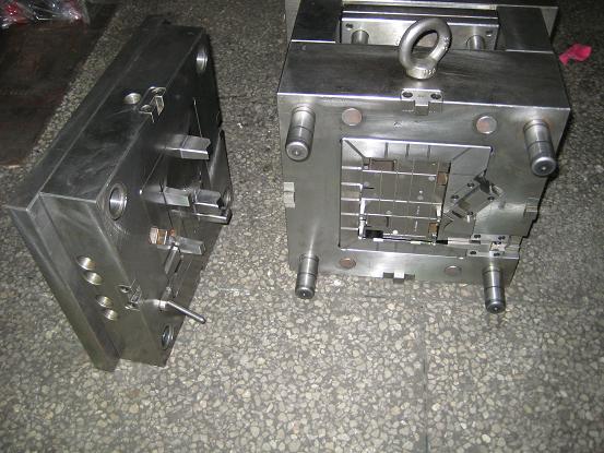 supporting plate, plastic mold, injection mold