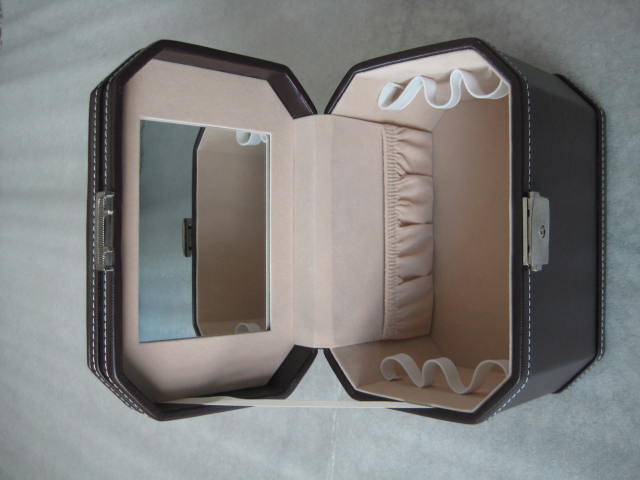 Cosmetic box