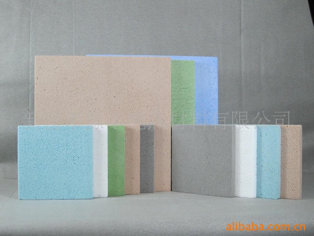 Sound-absorbing foam glass