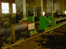 Pipe expanding machine