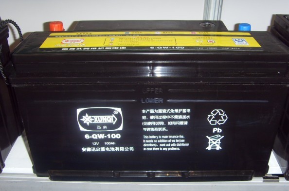 Full-liquid sealed and non-maintenance forklift storage battery