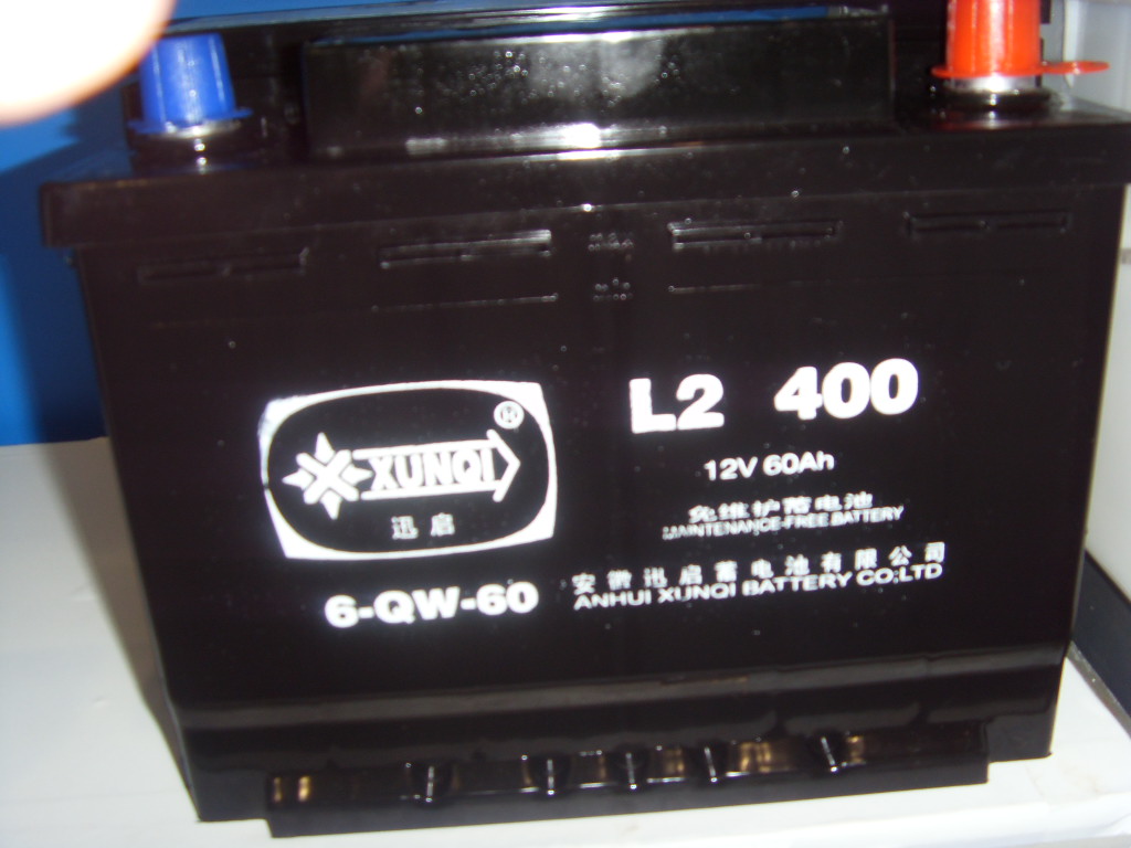 Full-liquid sealed and non-maintenance forklift battery