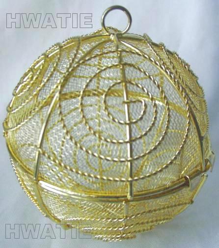 Wire mesh ball with wire swirls