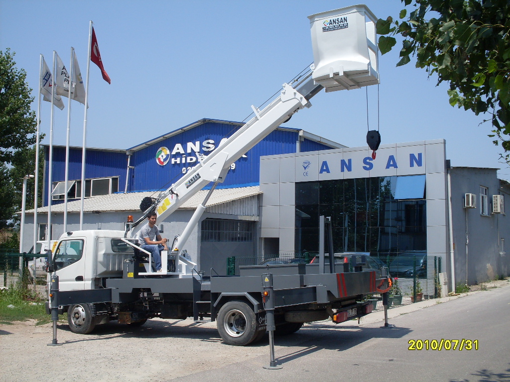 TELESCOPIC CRANE