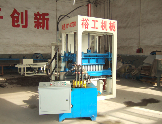 QT4-20 Semiautomatic fly ash brick making machine