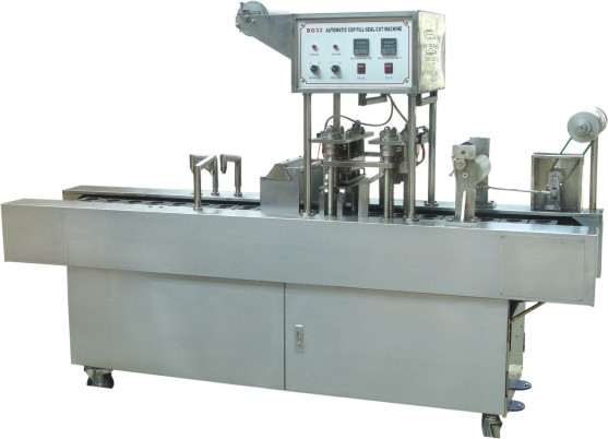 automatic bottles filling and sealing machine