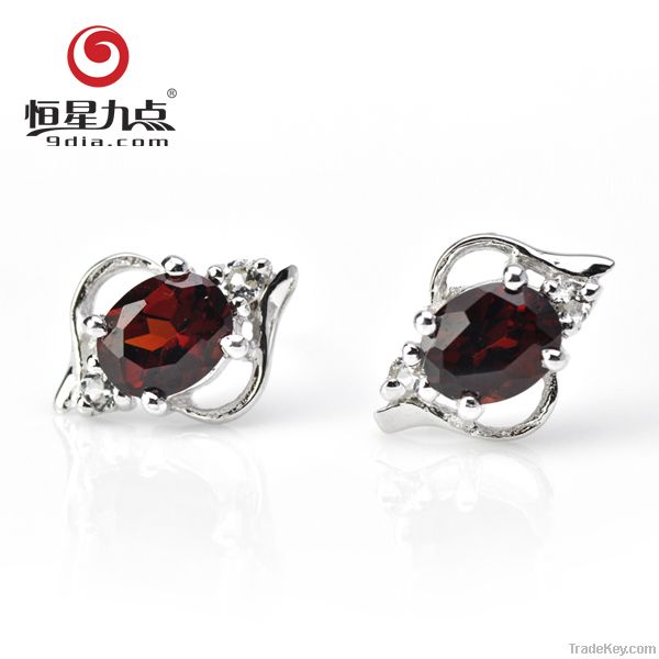 1E000861C Trendy 925 Silver Stud Earring Design with Natural Garnet